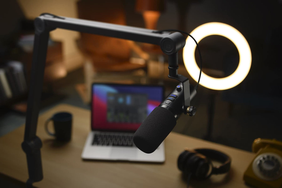 Dynamic USB Microphone with Onboard Effects and Built-in Mixer C390941